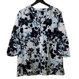 Chico's Blouse Size Large Blue Black White‎ Floral 3/4 Sleeve V-Neck Roll Tab